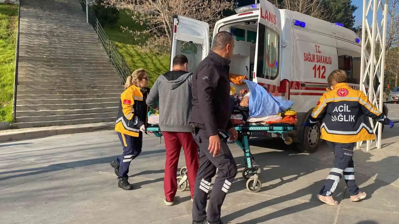 İzmir'de akrabalar arasında arazi kavgası: 1'i ağır 4 yaralı