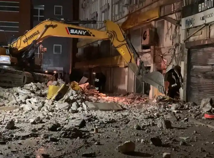 İzmir'de çöken eski İl Emniyet Müdürlüğü binasının enkazı temizleniyor