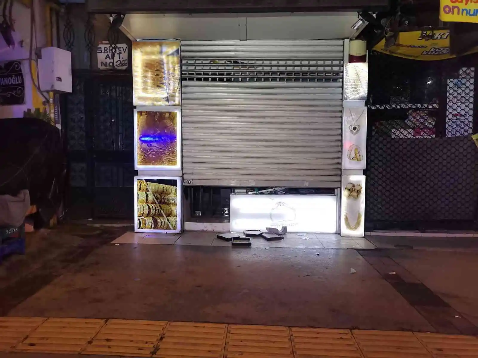 İzmir'de kuyumcu soygunu: 5 bin lira değerinde ziynet eşyası çalındı
