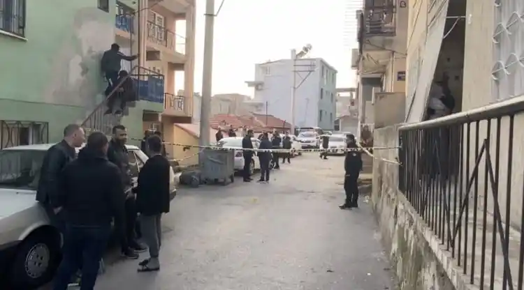 İzmir'de sokak ortasında silahlı çatışma: 3 yaralı
