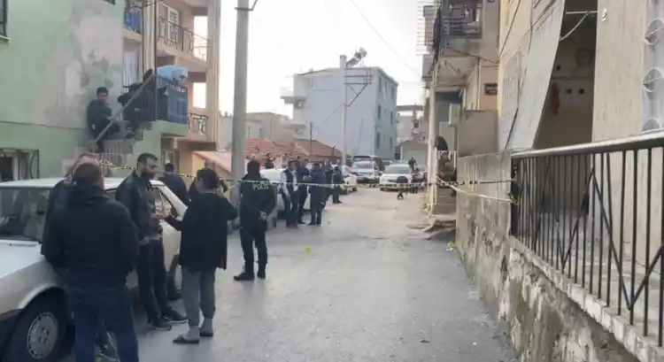 İzmir’de sokak ortasında silahlı çatışma: 3 yaralı
