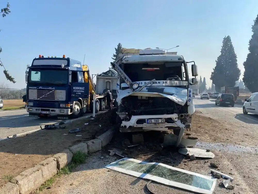 İzmir’de tır ile kamyonun çarpıştığı feci kaza kamerada
