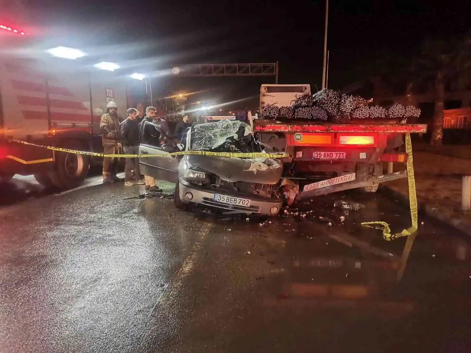 İzmir'de tıra çarpan otomobil hurdaya döndü: 1 ölü
