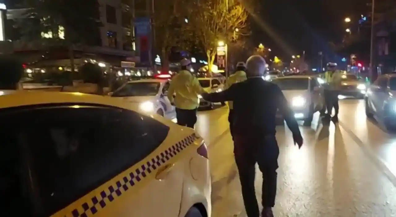 Kadıköy’de ceza yazan polise ‘İnsan olalım’ diyen taksici, tepki görünce ‘Hepimiz kardeşiz’ diyerek geri adım attı
