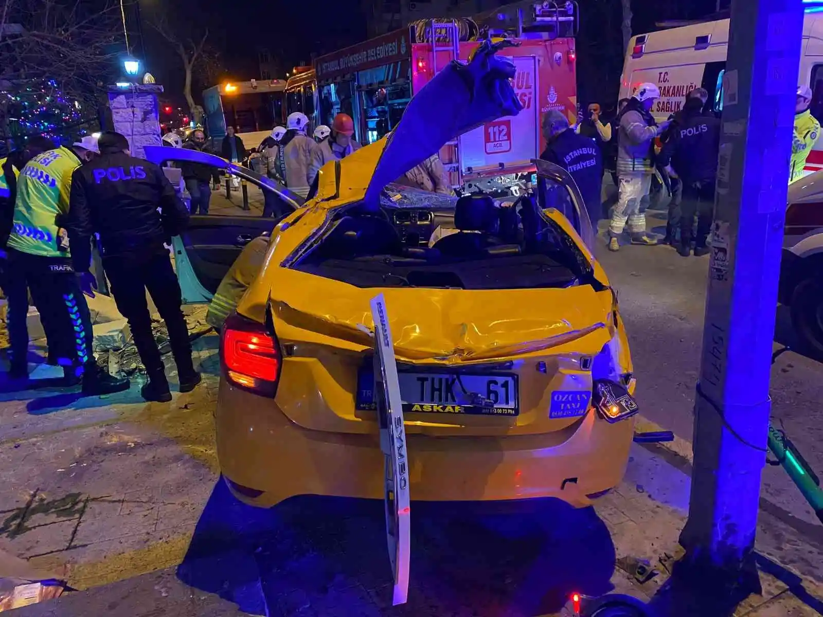 Kadıköy'de ters dönen ticari taksinin tavanı koptu: 3'ü ağır 4 yaralı