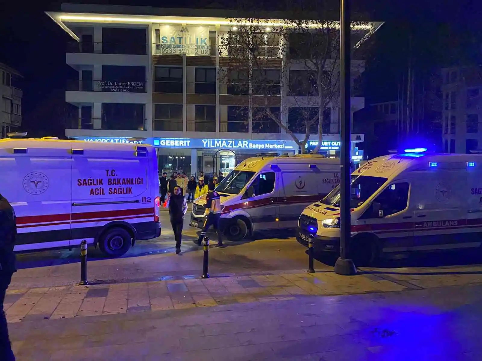 Kadıköy’de ters dönen ticari taksinin tavanı koptu: 3’ü ağır 4 yaralı