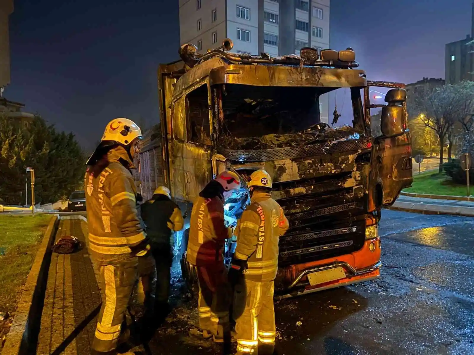 Kağıthane’de kamyon alev alev yandı
