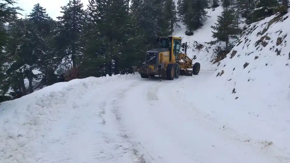 Kahramanmaraş'ta kar ve tipiden kapanan 186 mahalle yolu açıldı
