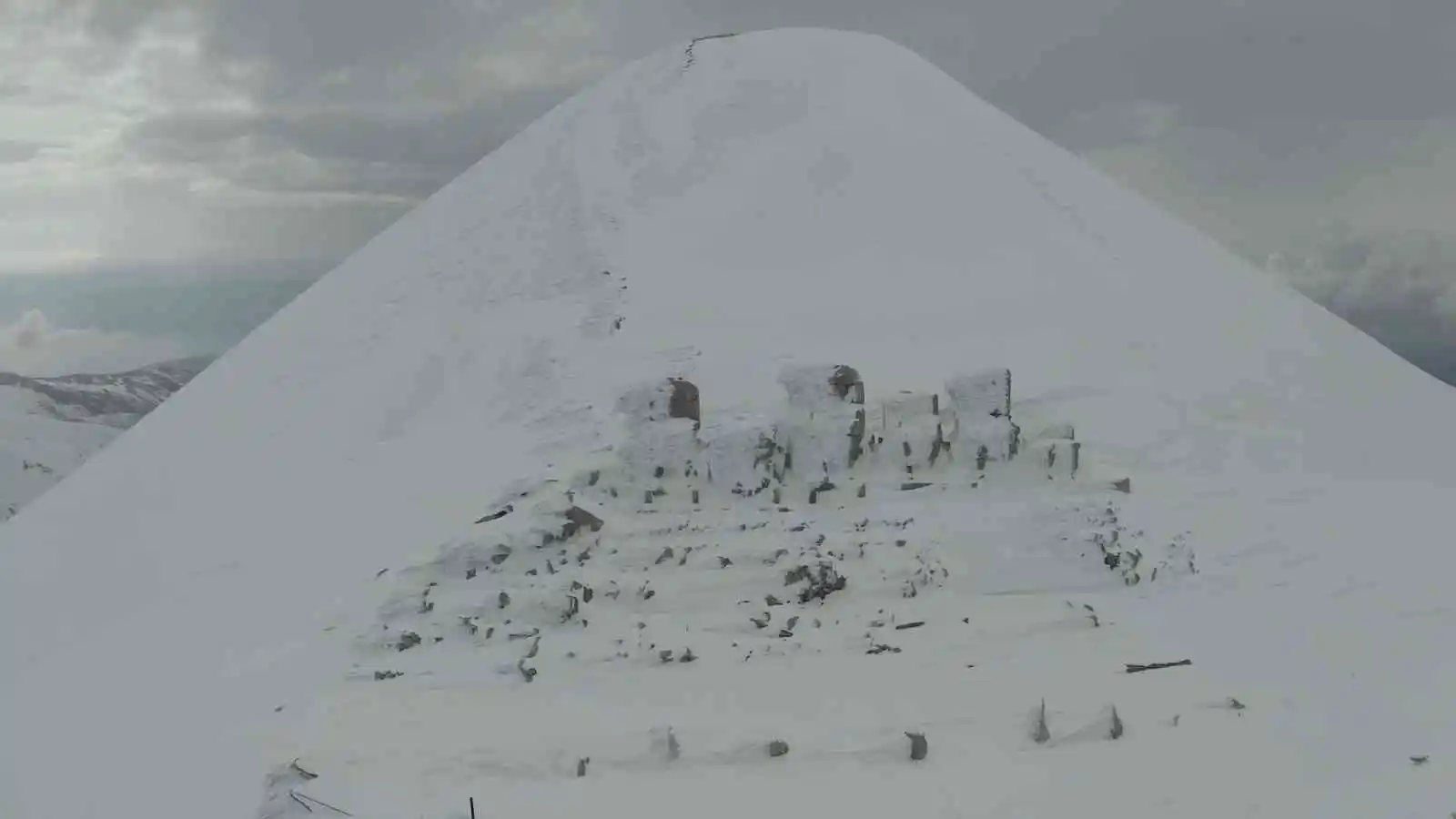 Kar ve tipi nedeniyle Nemrut Dağı yolu ulaşıma kapandı
