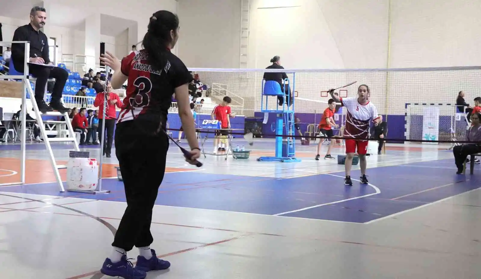 Karaman'da okul sporları gençler badminton grup müsabakaları başladı
