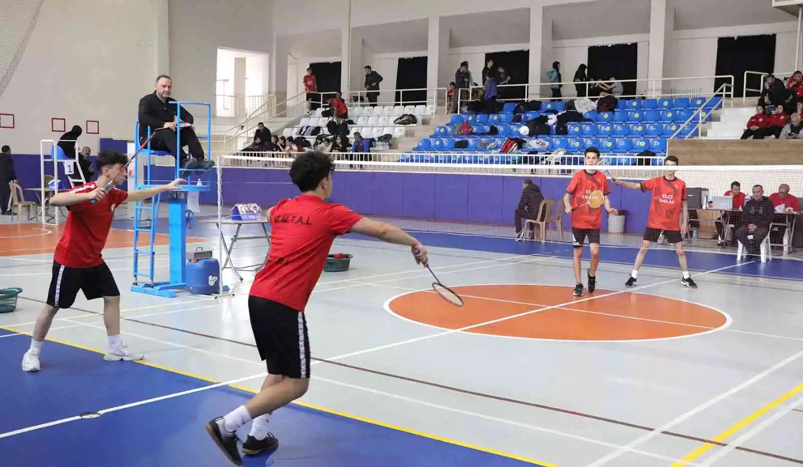 Karaman’da okul sporları gençler badminton grup müsabakaları başladı
