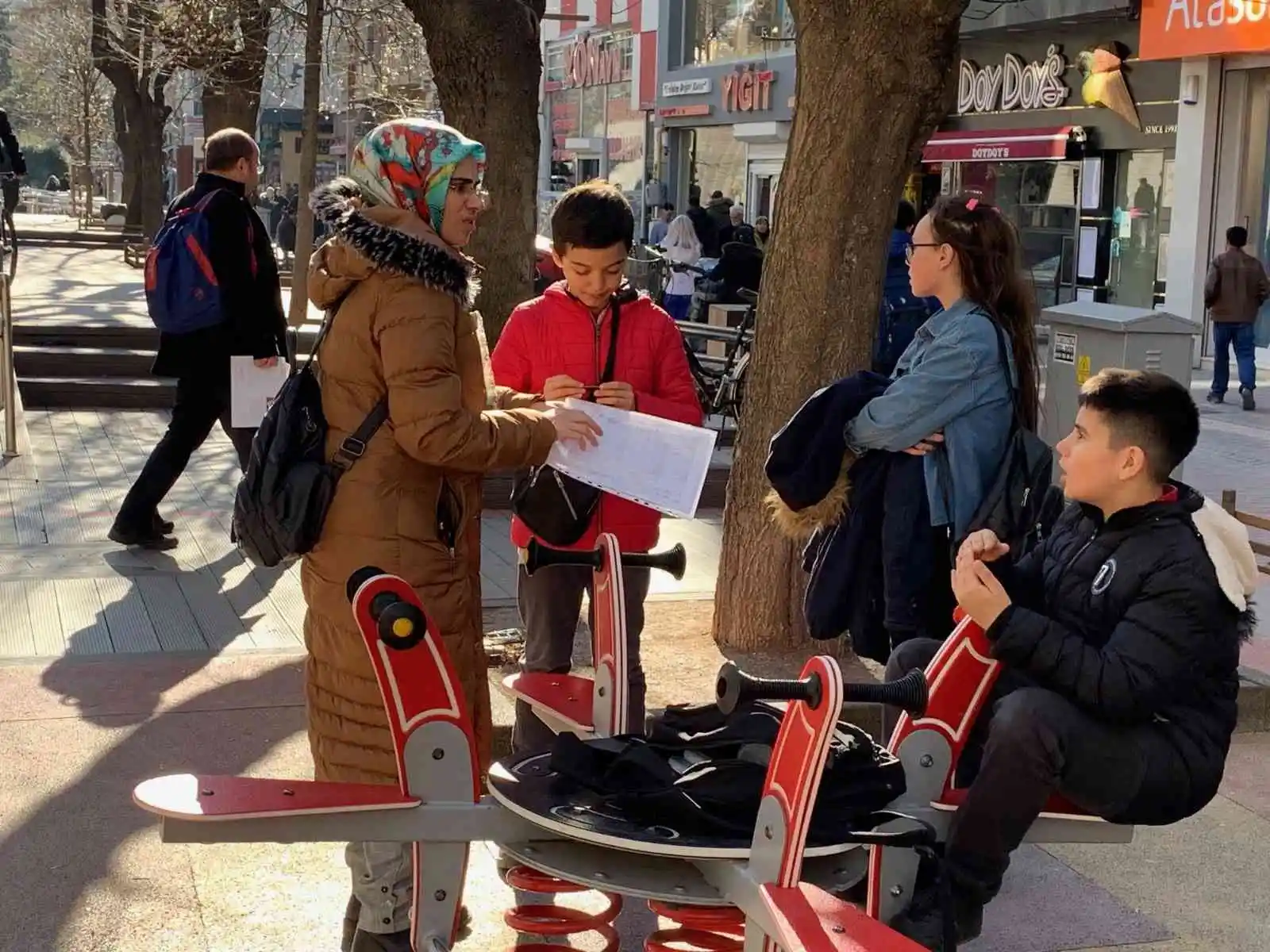 Karnesini alan park ve oyun alanlarını doldurdu
