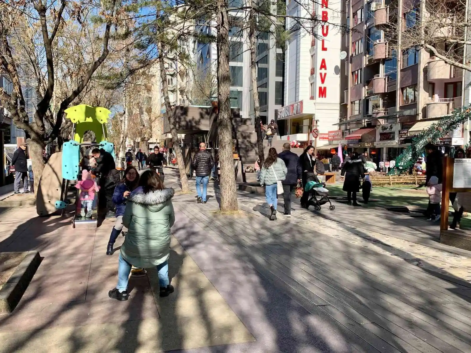 Karnesini alan park ve oyun alanlarını doldurdu
