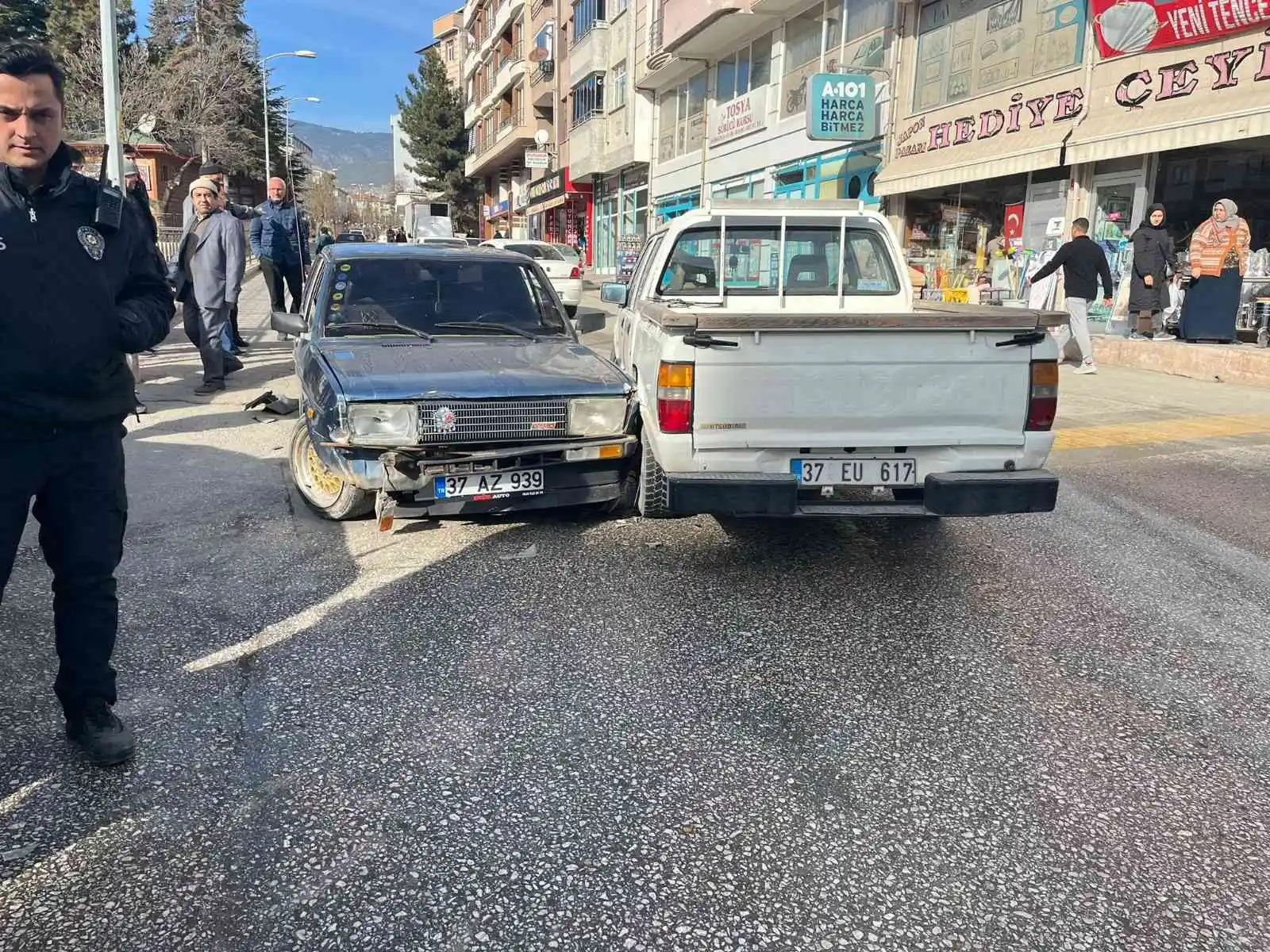 Kavşakta çarpışan kamyonet ile otomobil park halindeki araçlara çarptı
