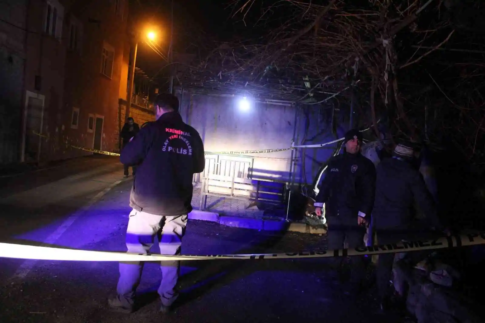 Kayseri'de bir kişi bankın yanında ölü bulundu, oğlunun feryadı yürekleri dağladı

