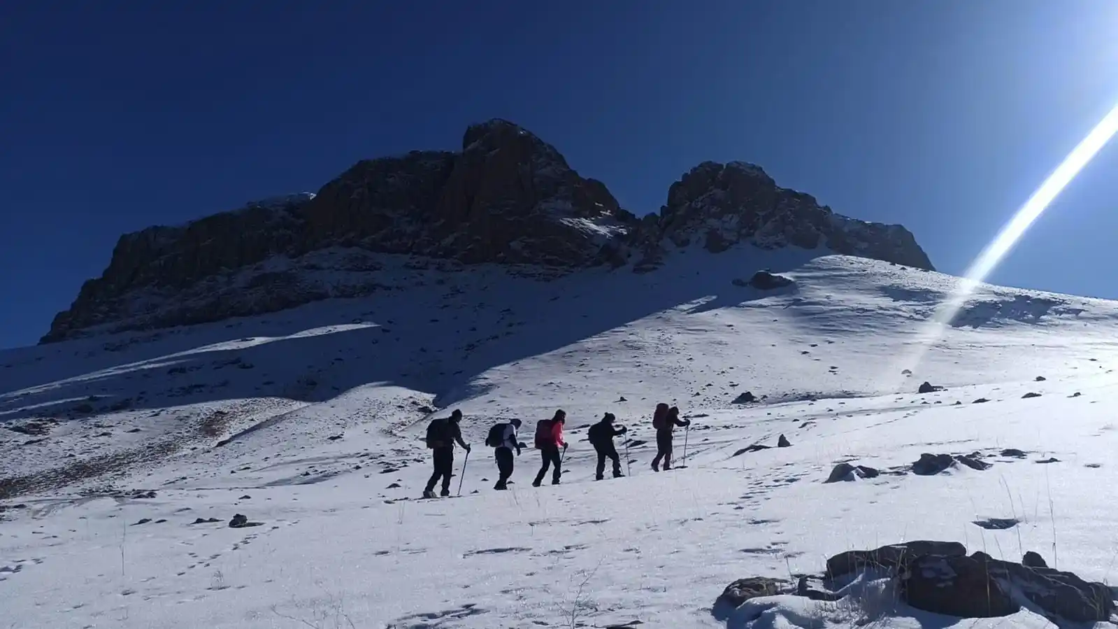 Kelespi Dağı’na tırmanan dağcılar, tarihi yapılara rastladı
