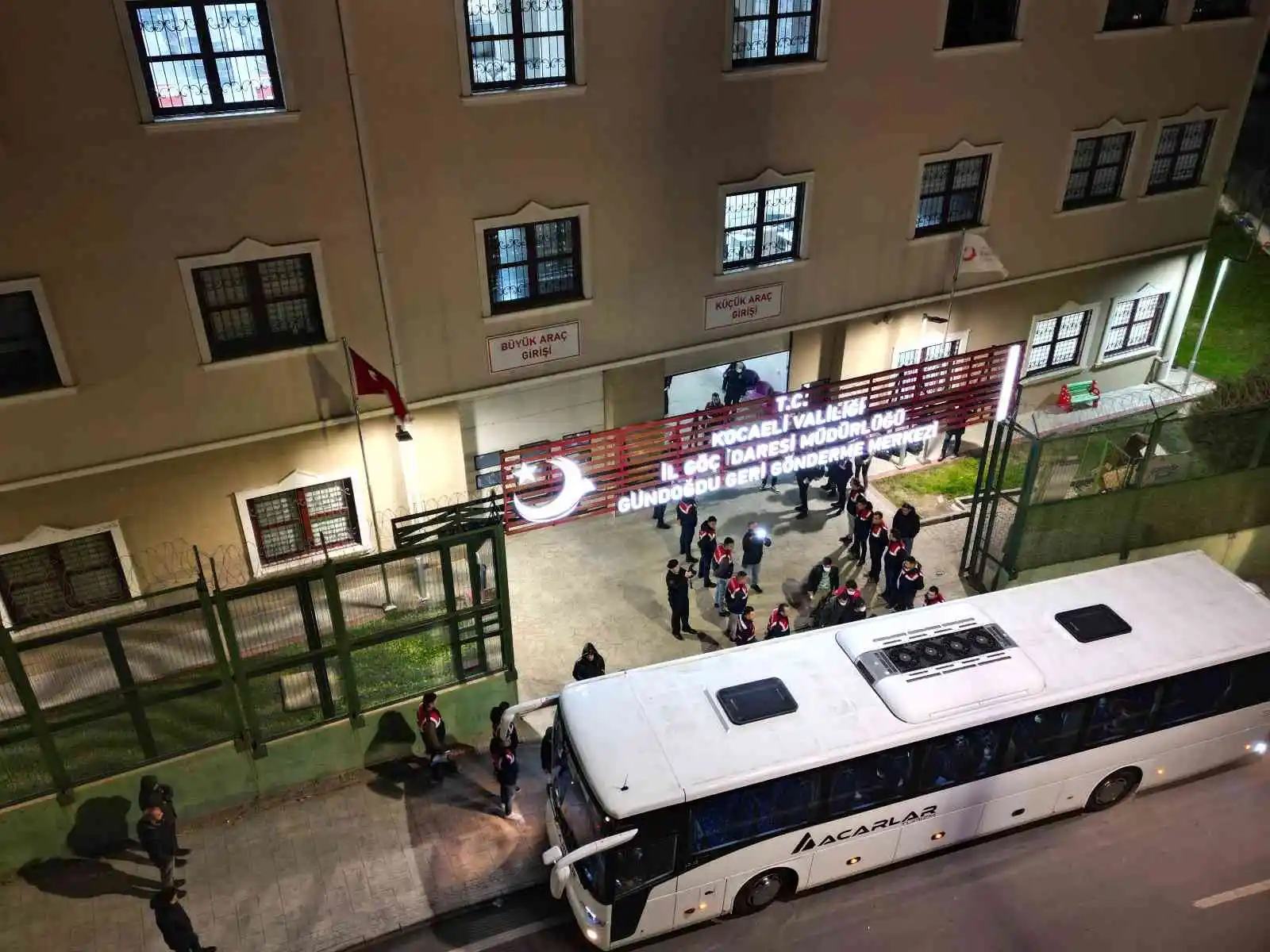 Kimisi dorseden kaçmaya çalıştı, kimisi botların altında çıktı, hepsi sınır dışı edildi