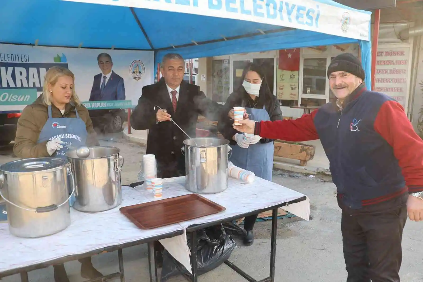 Koçarlı Belediyesi'nden vatandaşlara sıcak çorba ikramı
