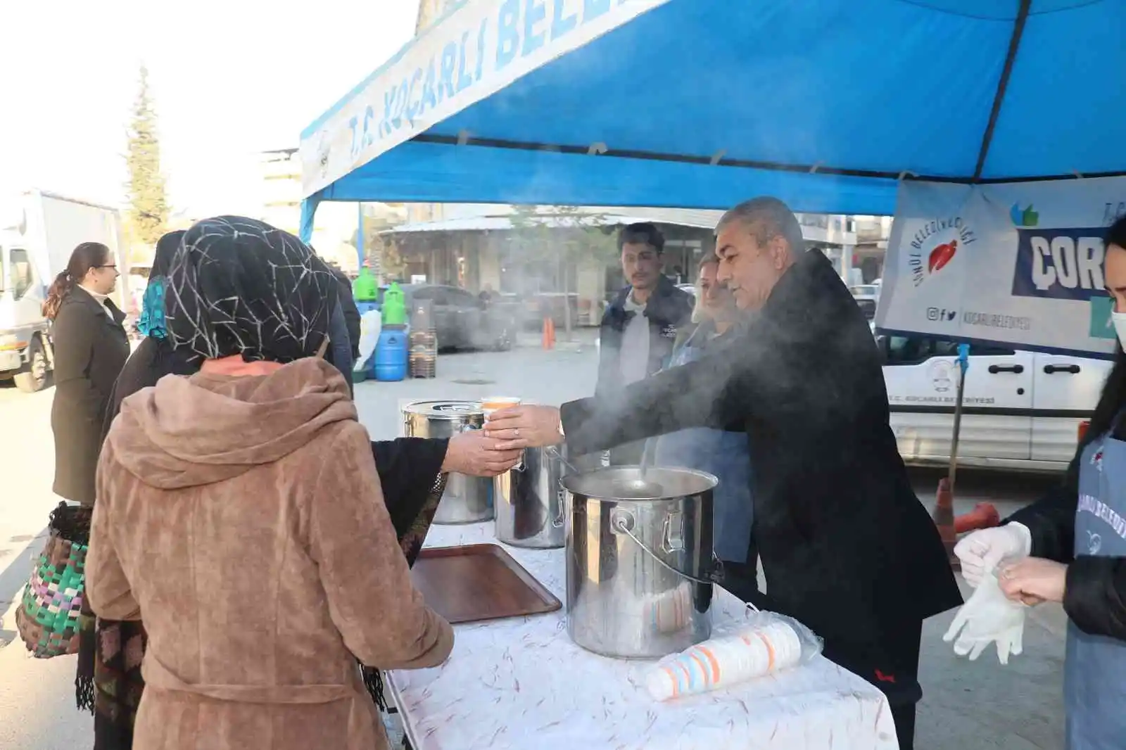 Koçarlı Belediyesi’nden vatandaşlara sıcak çorba ikramı
