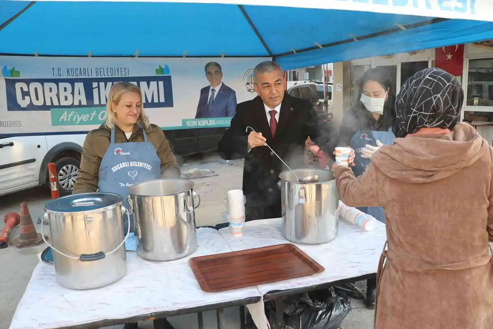 Koçarlı Belediyesi’nden vatandaşlara sıcak çorba ikramı
