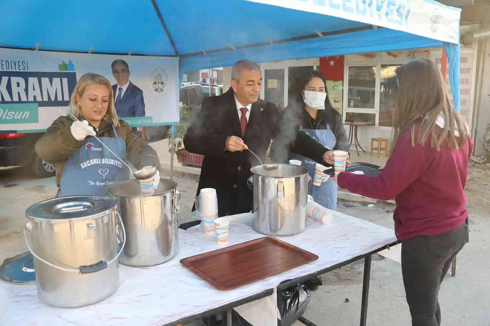 Koçarlı Belediyesi’nden vatandaşlara sıcak çorba ikramı
