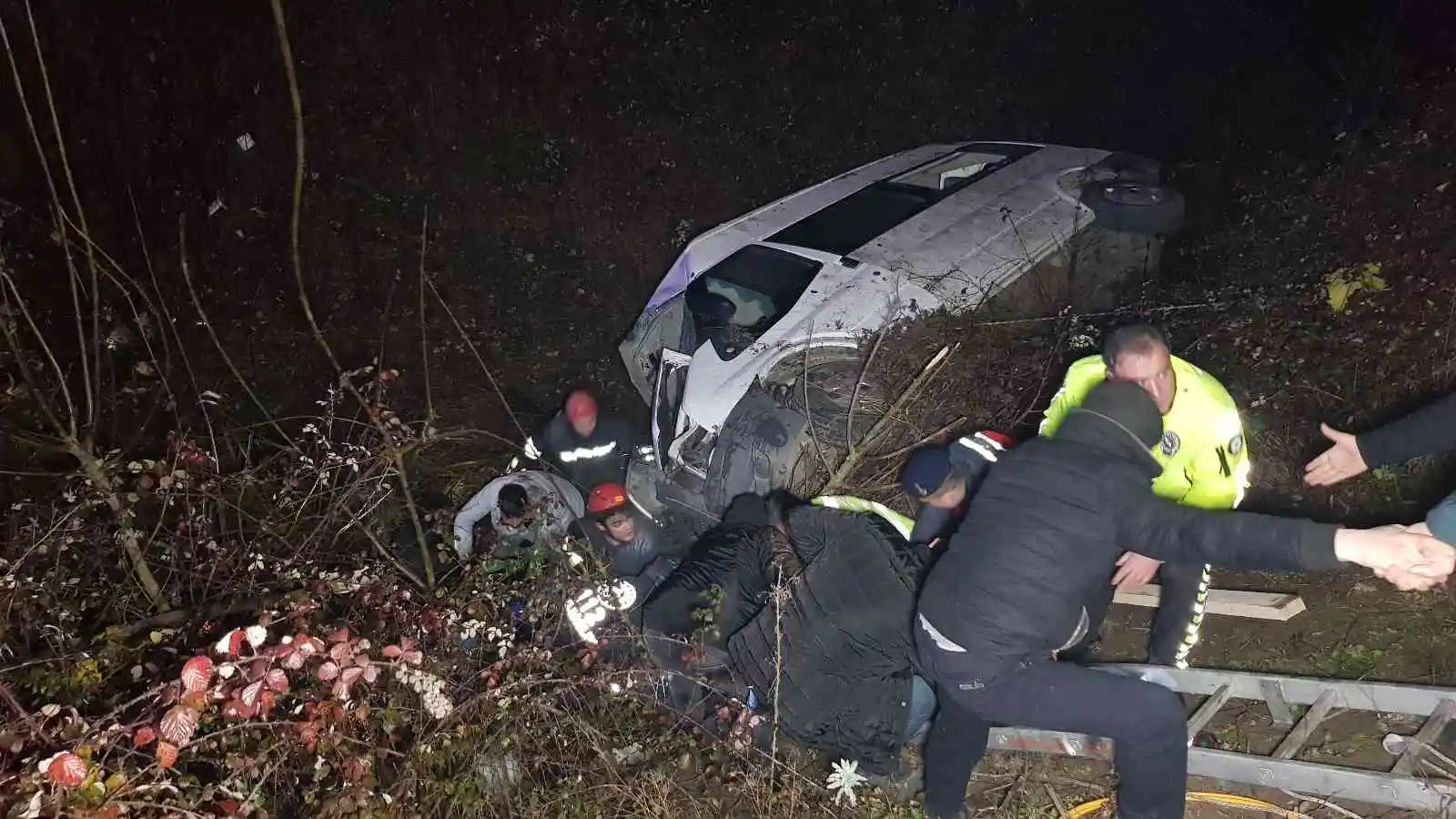 Kontrolden çıkan minibüs su kanalına devrildi: 4 yaralı
