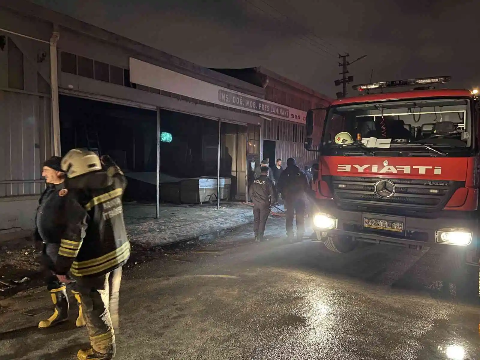 Konya’da mobilya atölyesinde yangın
