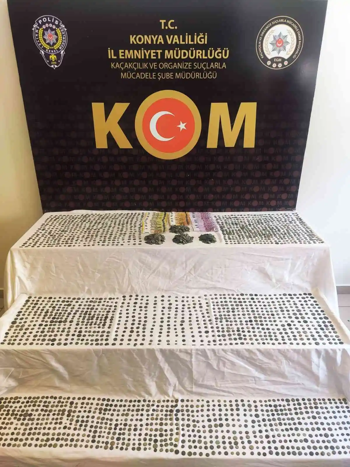 Konya’da polisin baskın yaptığı iş yerindeki dolapta tarihi eserler çıktı
