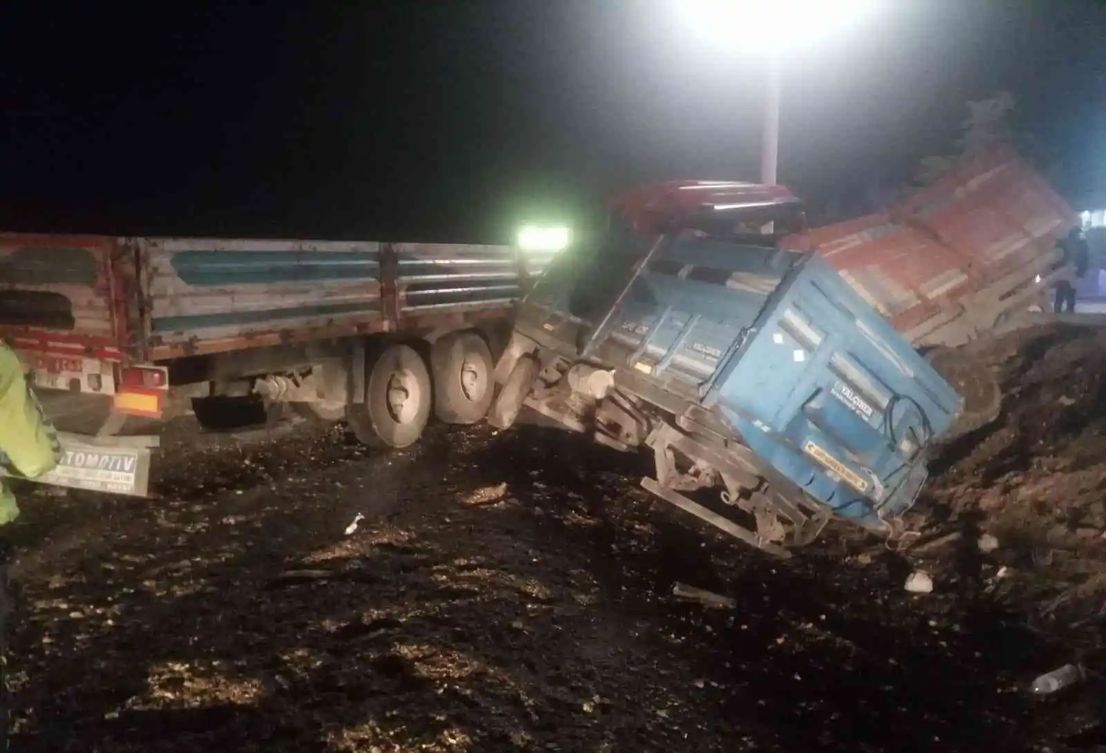 Konya'da tır traktörün römorkuna çarptı: 3 yaralı
