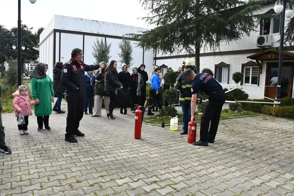 Kursiyerlere yangın eğitimi
