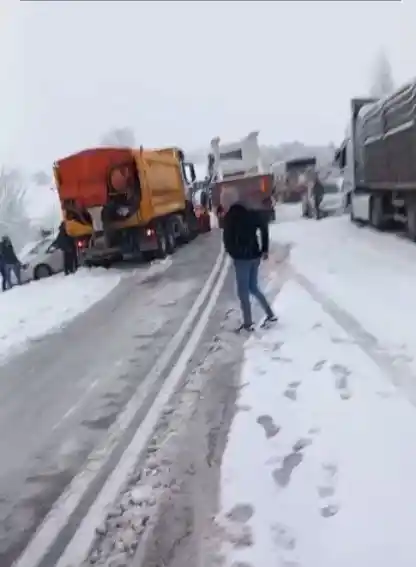 Kütahya'da kar yağışı etkili oldu, trafikte aksamalar yaşandı
