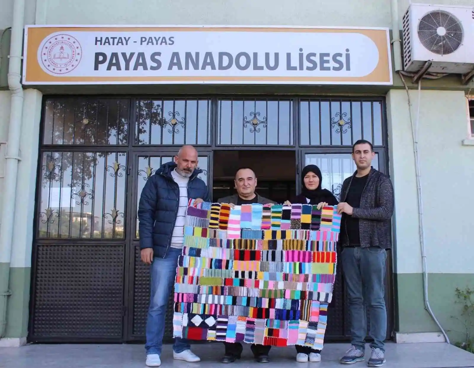 Lise öğrencileri ilmek ilmek kilim dokudu