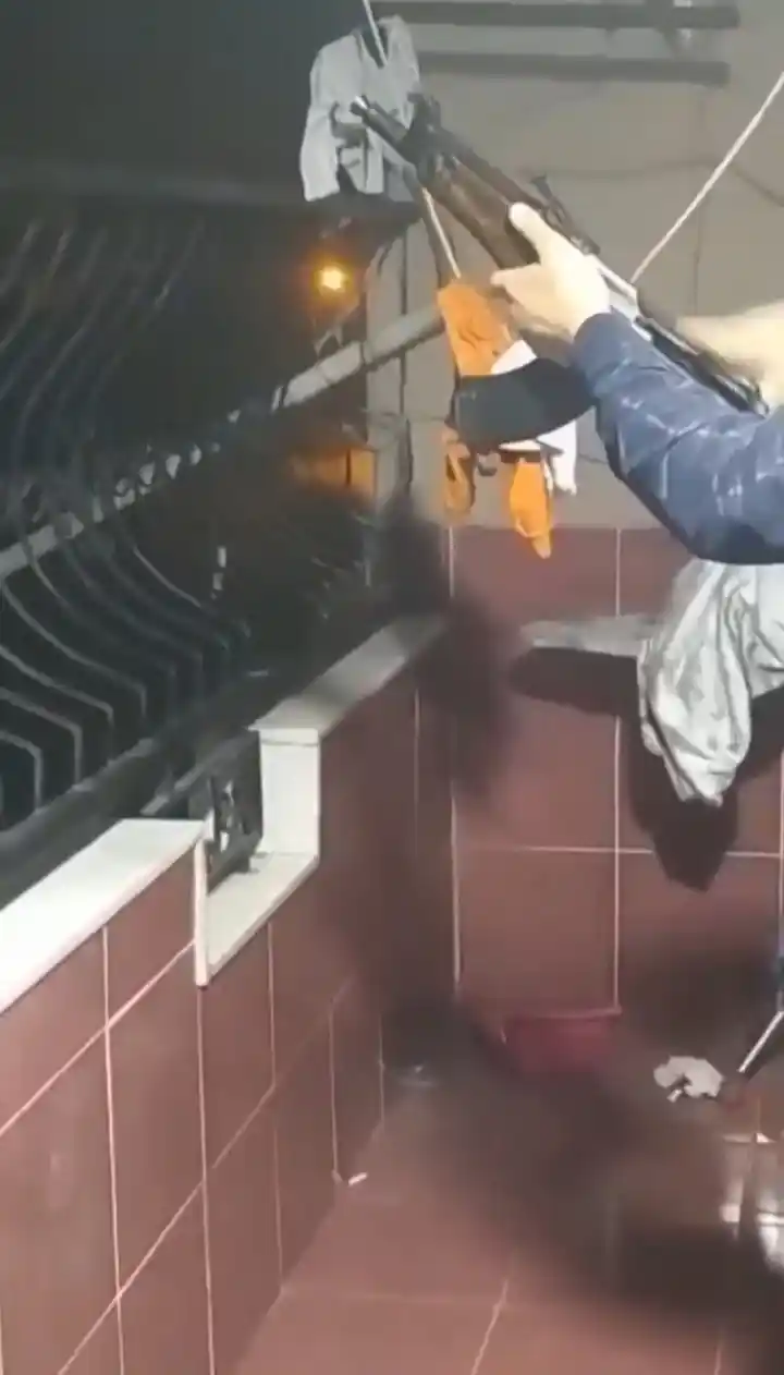 Maganda kaleşnikofla balkondan havaya ateş açtı
