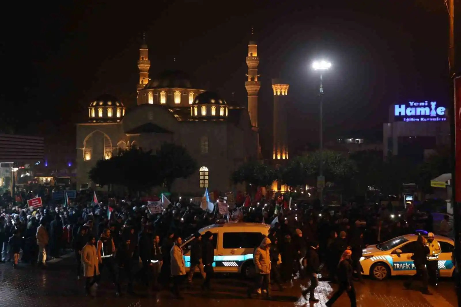 Malatyalılar Kur’an-ı Kerim yakılmasını protesto için yürüdü
