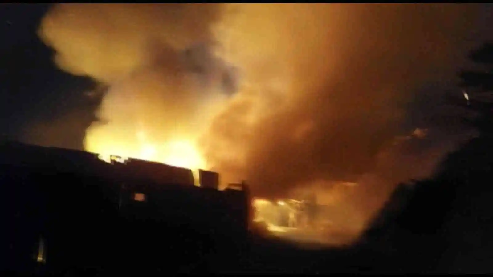 Maltepe'de gecekondu yangını: Alevler geceyi aydınlattı

