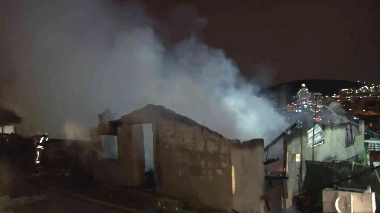 Maltepe’de gecekondu yangını: Alevler geceyi aydınlattı
