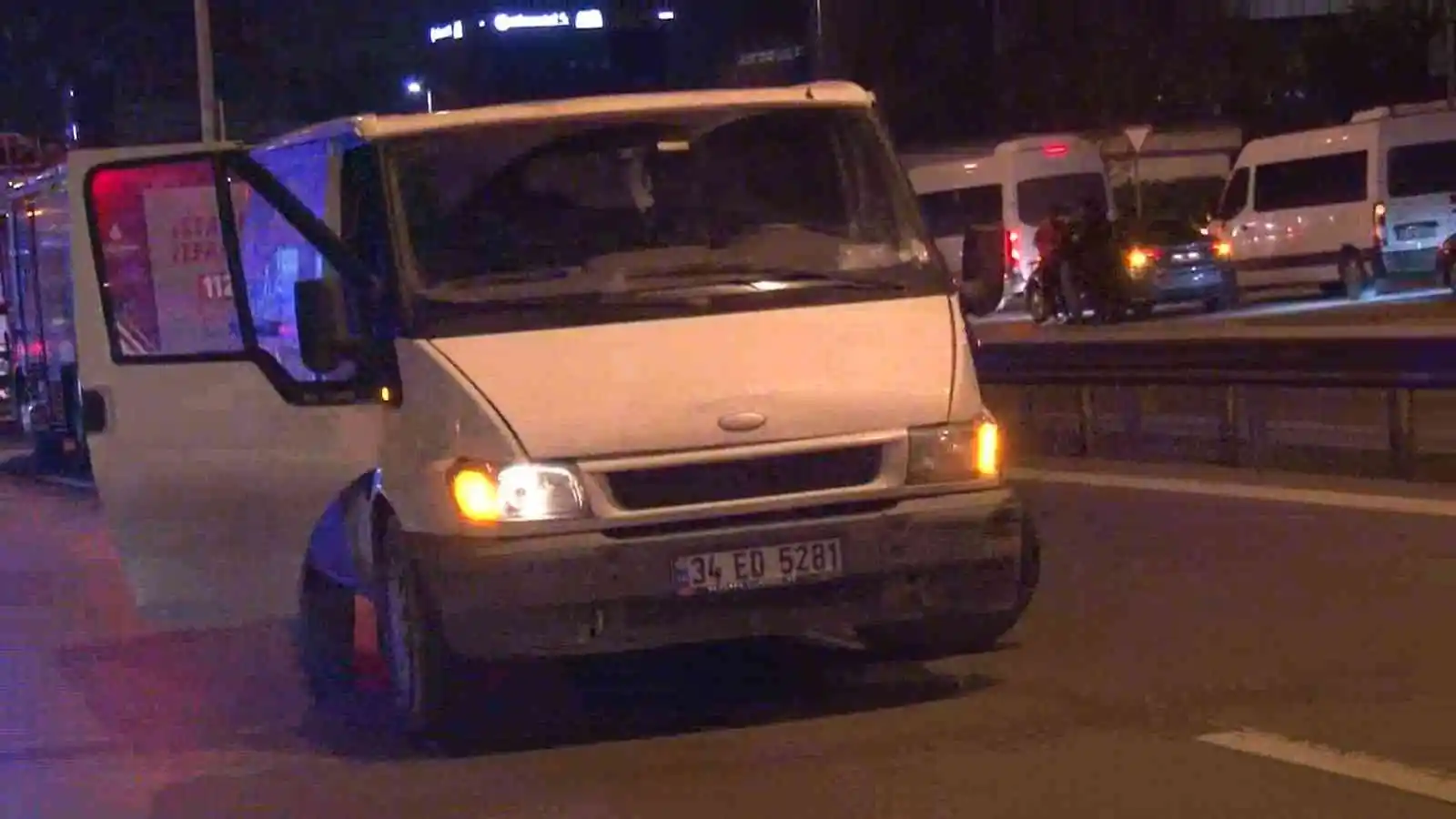 Maltepe'de otomobil minibüse arkadan çarptı: 4 yaralı
