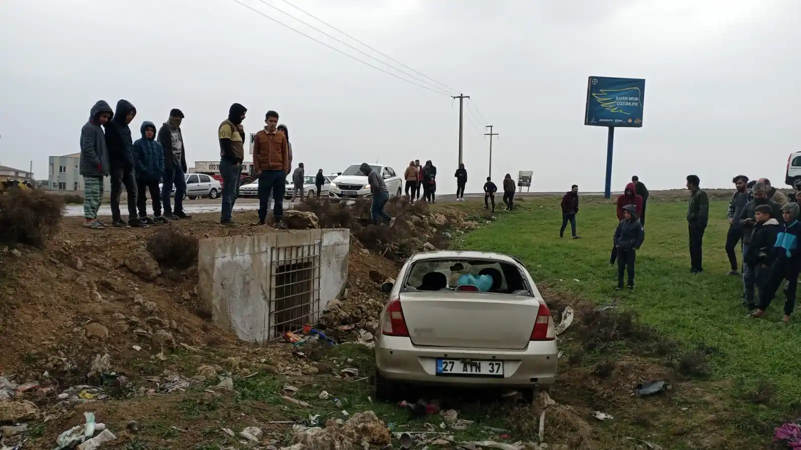 Mardin'de otomobil yol kenarına uçtu: 2'si ağır 5 yaralı

