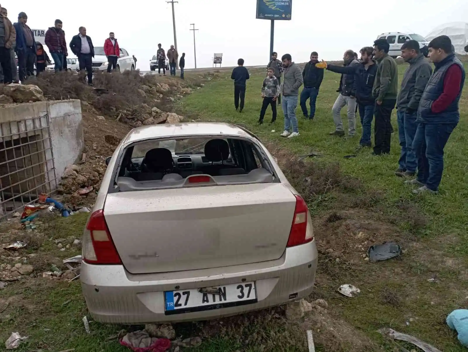 Mardin’de otomobil yol kenarına uçtu: 2’si ağır 5 yaralı
