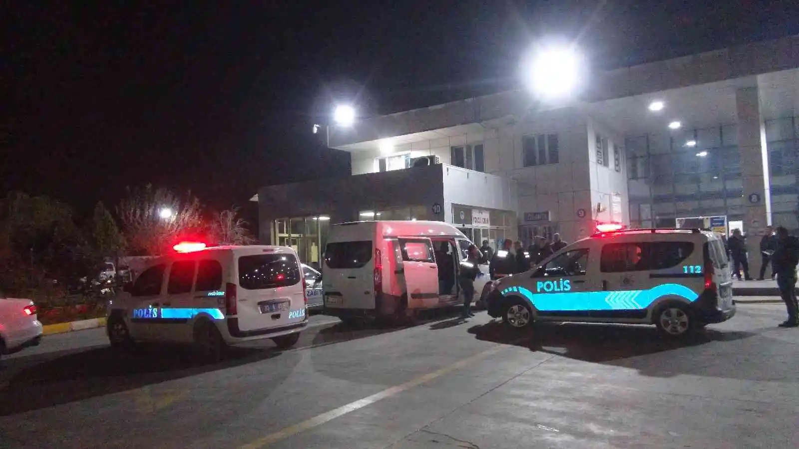 Mersin'de Şehirler Arası Otobüs Terminali'nde el bombası iddiası paniğe neden oldu