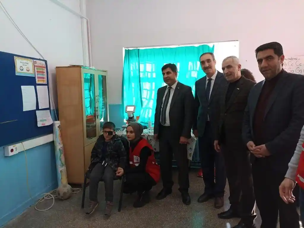 Muş’ta ilkokul öğrencilerine göz taraması