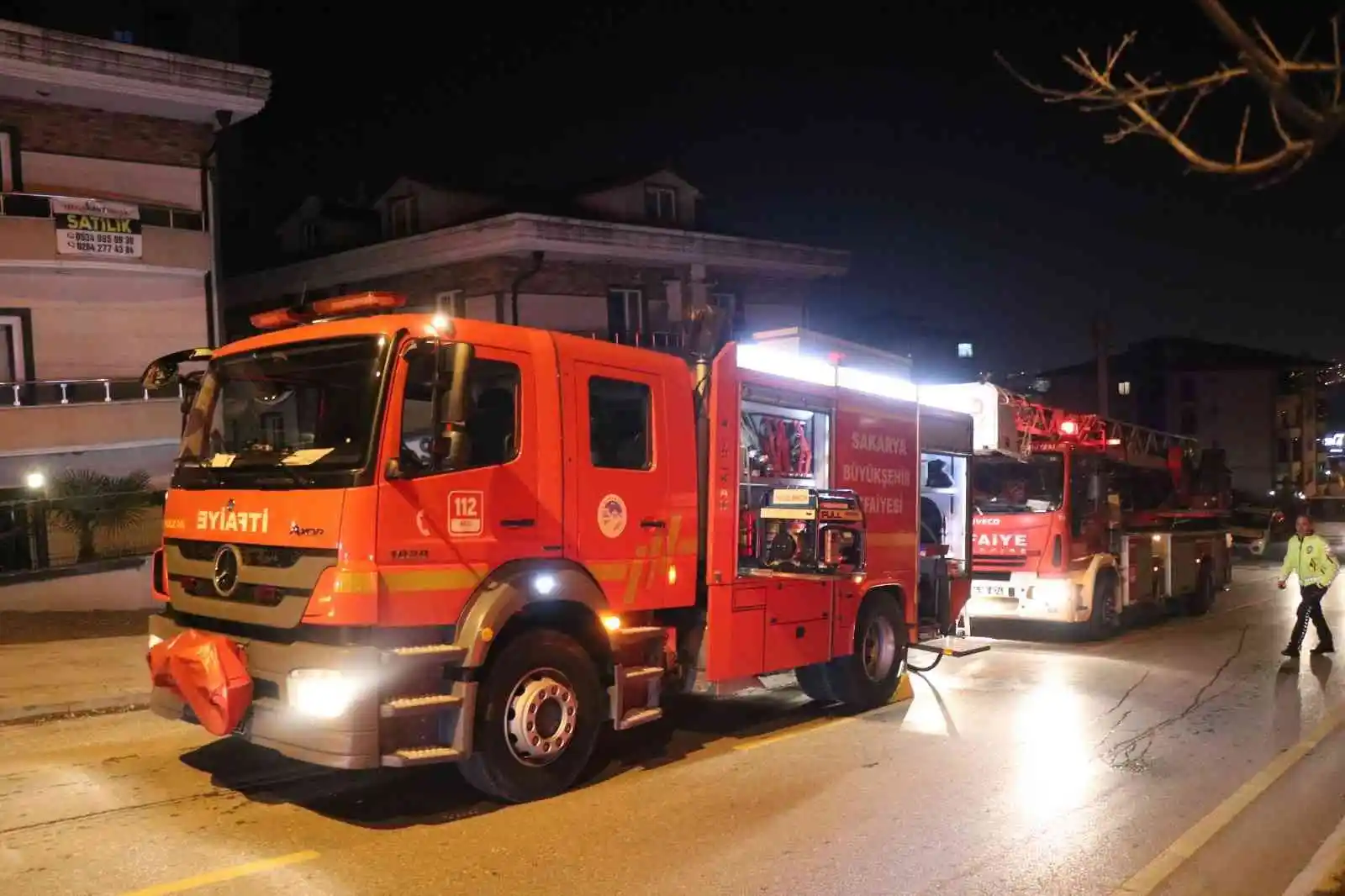 Mutfakta çıkan yangın binayı sokağa döktü: 1 kişi dumandan etkilendi
