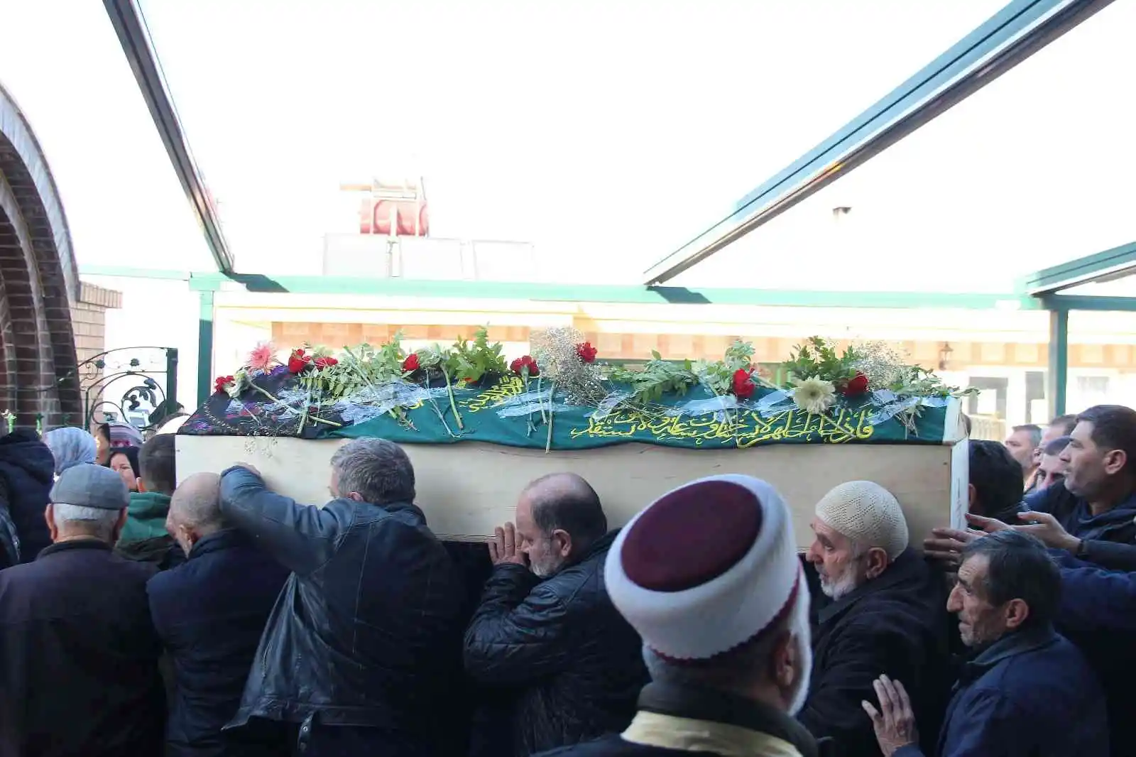 Öldürülen annesinin tabutunu omuzladı: