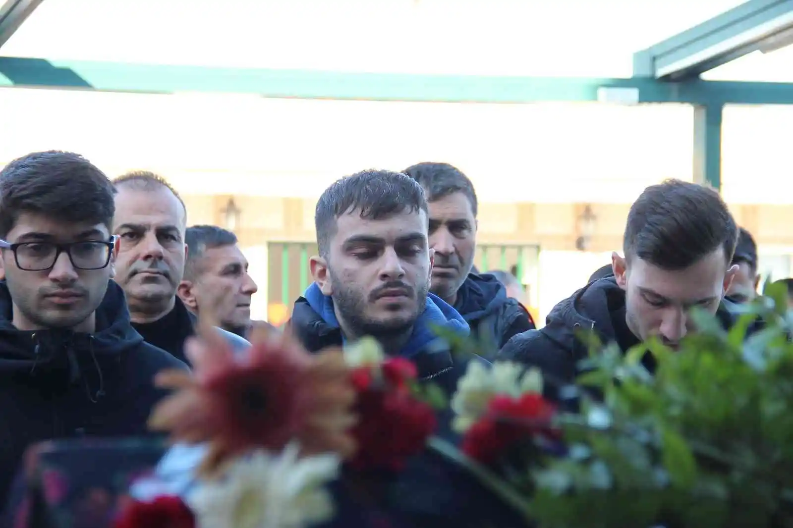 Öldürülen annesinin tabutunu omuzladı: