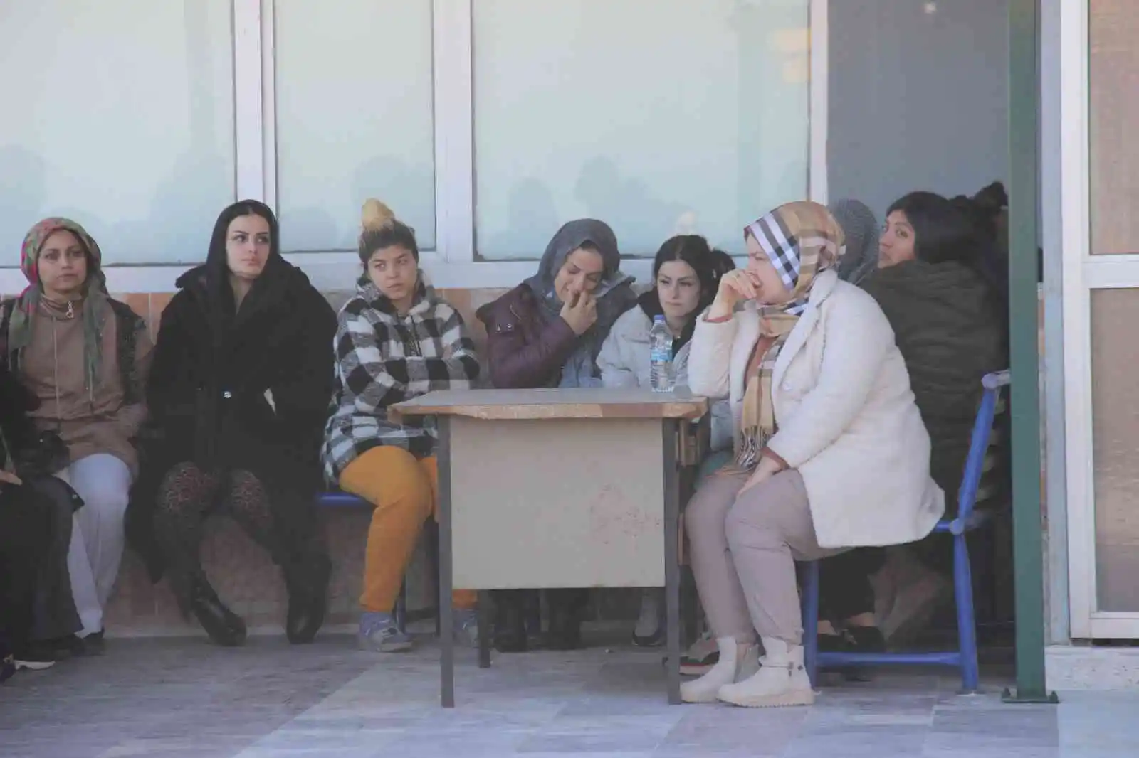 Öldürülen annesinin tabutunu omuzladı: