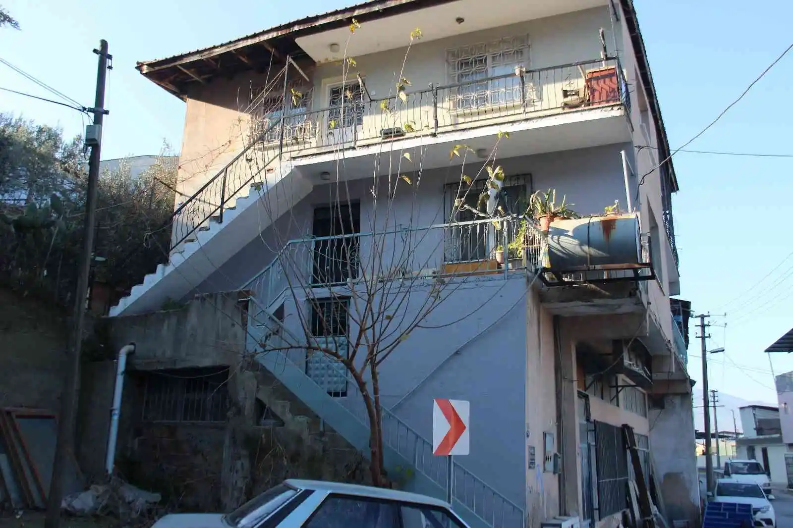Öldürülen annesinin tabutunu omuzladı: