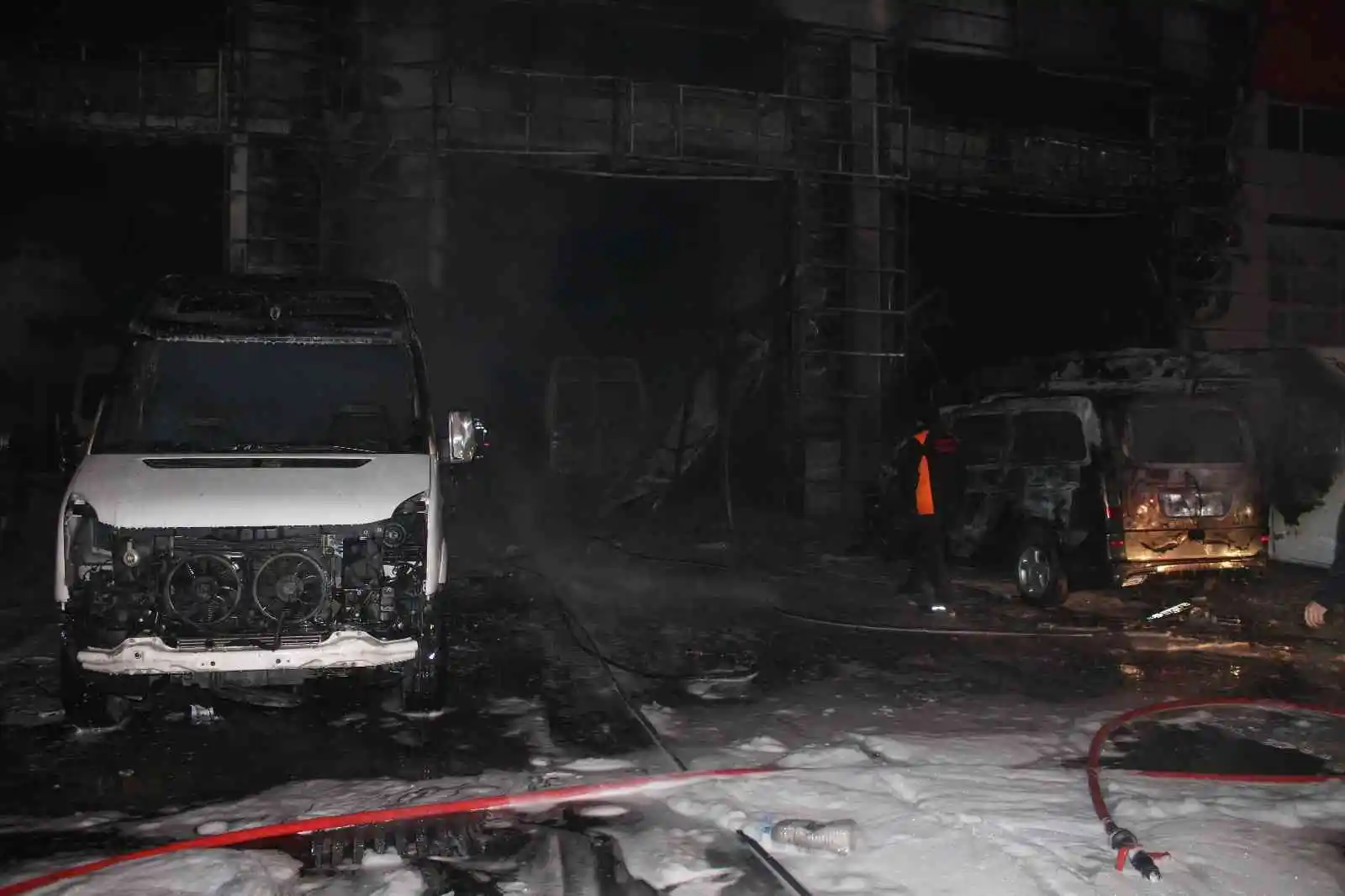Oto servisinde yangın çıktı, 10 araç alev alev yandı
