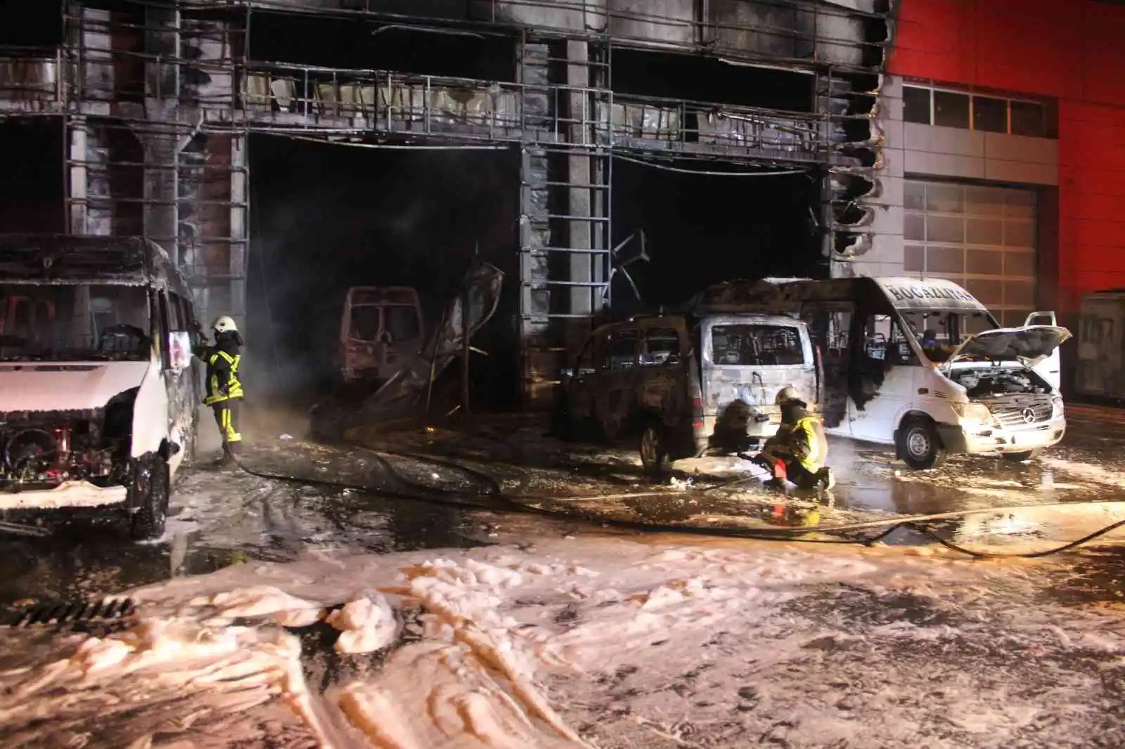 Oto servisinde yangın çıktı, 10 araç alev alev yandı
