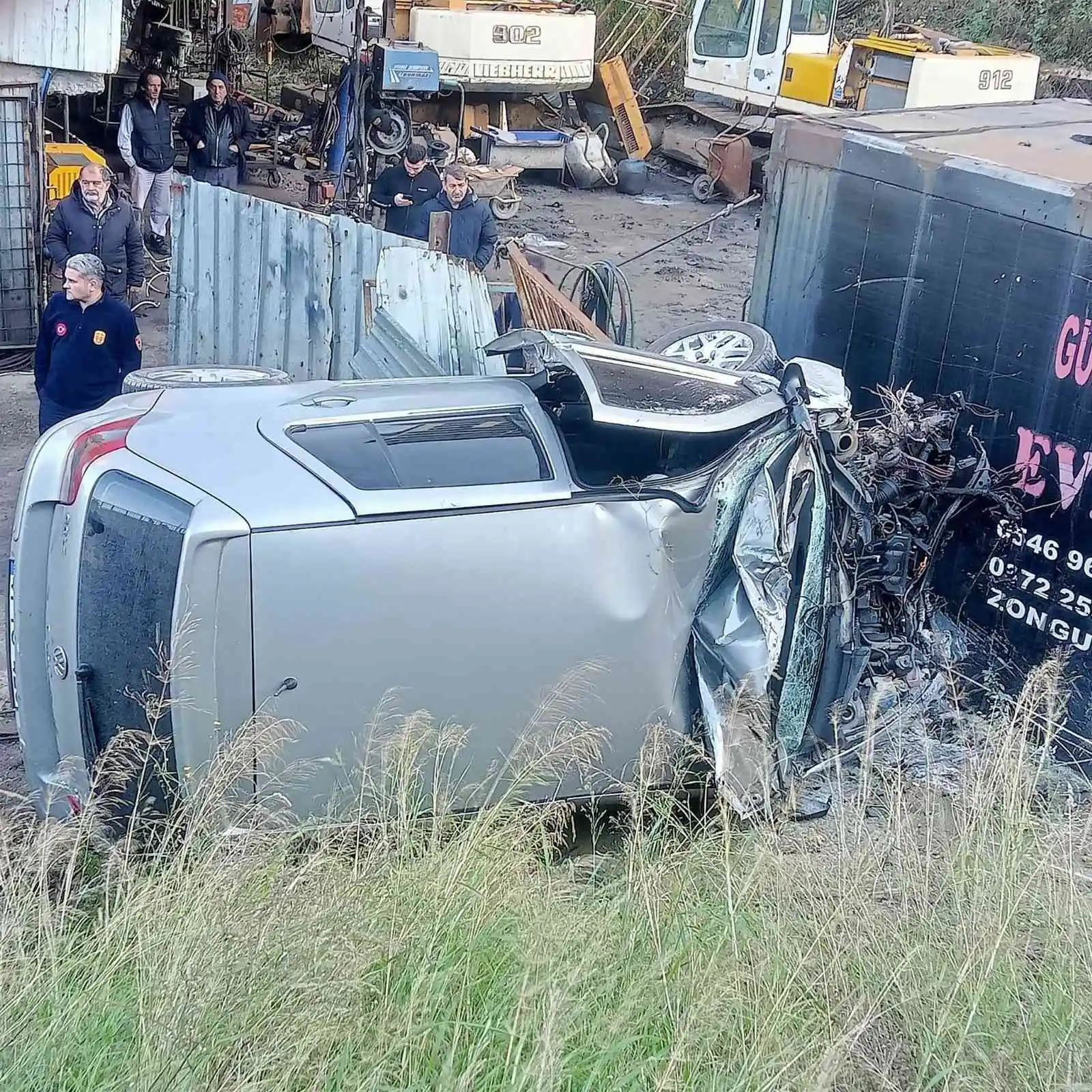 Otomobil alt yola uçtu, hurdaya dönen araçta sürücü yaralandı