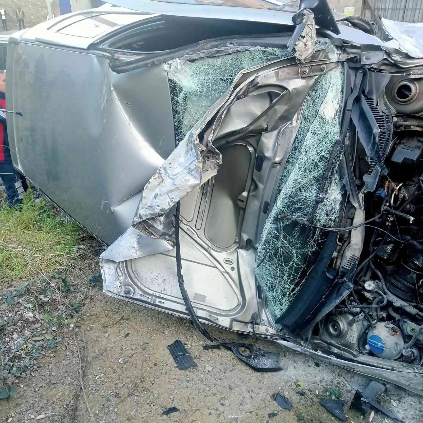Otomobil alt yola uçtu, hurdaya dönen araçta sürücü yaralandı